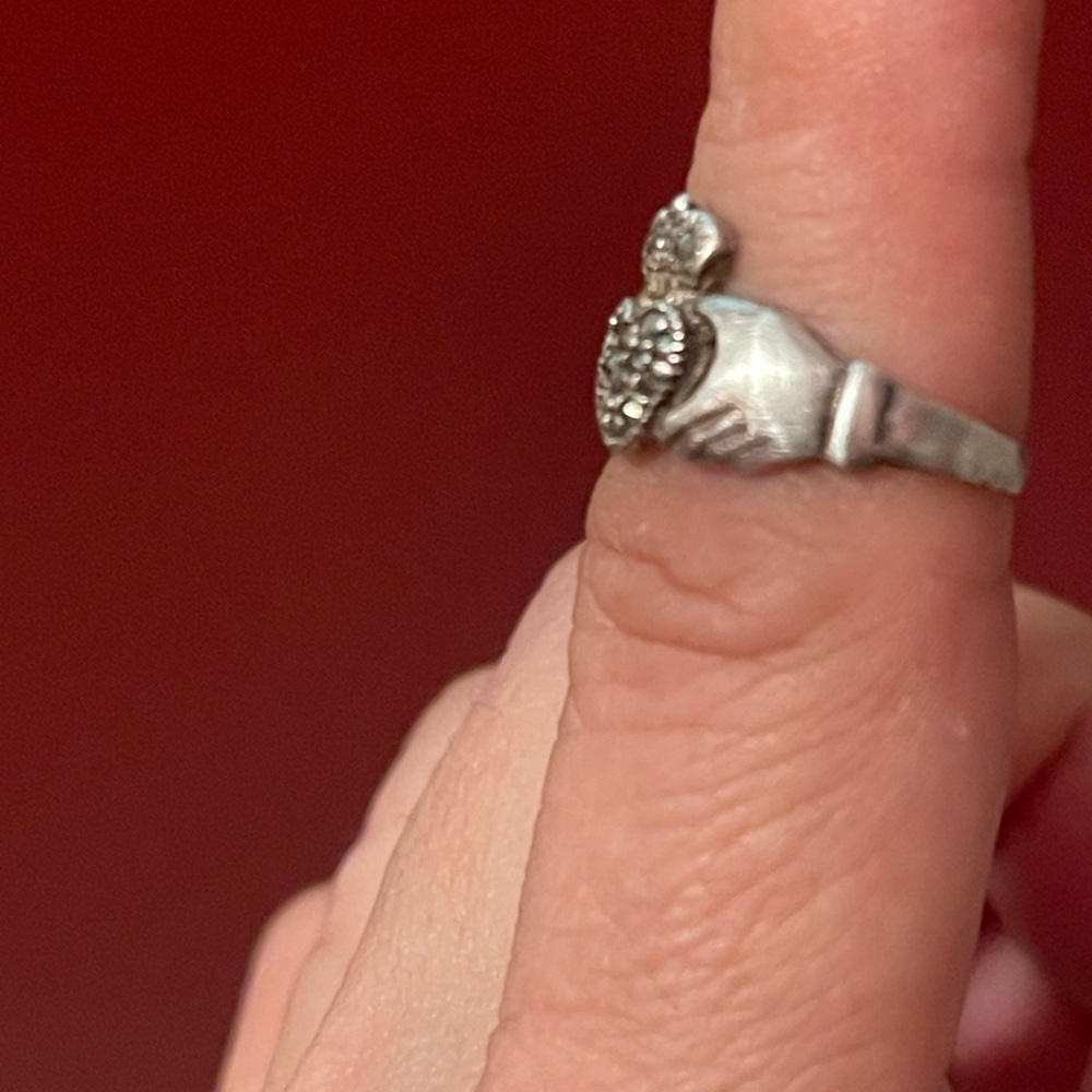 Silver Marcasite Claddagh Ring Size 5 - Picture 4 of 6